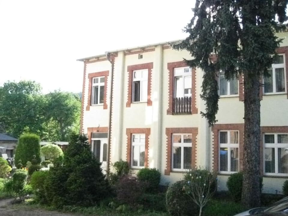 Außenansicht in der Morgensonne Pension am Kurbad