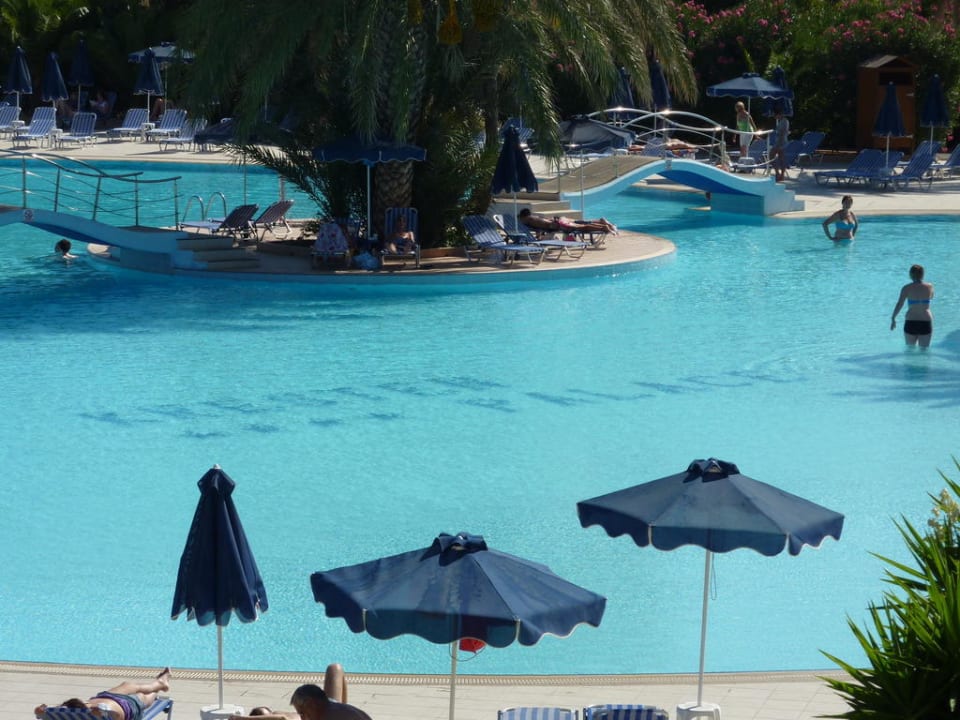 Blick auf den Pool Kresten Palace Hotel