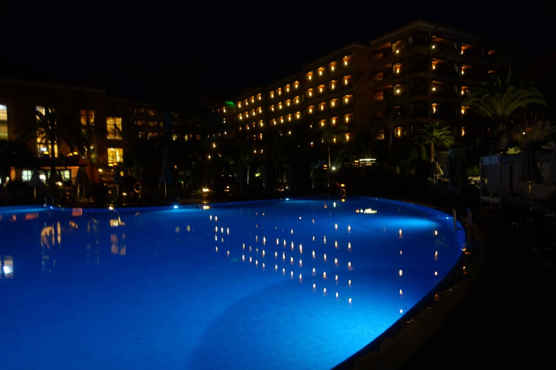Pool bei Nacht H10 Costa Adeje Palace