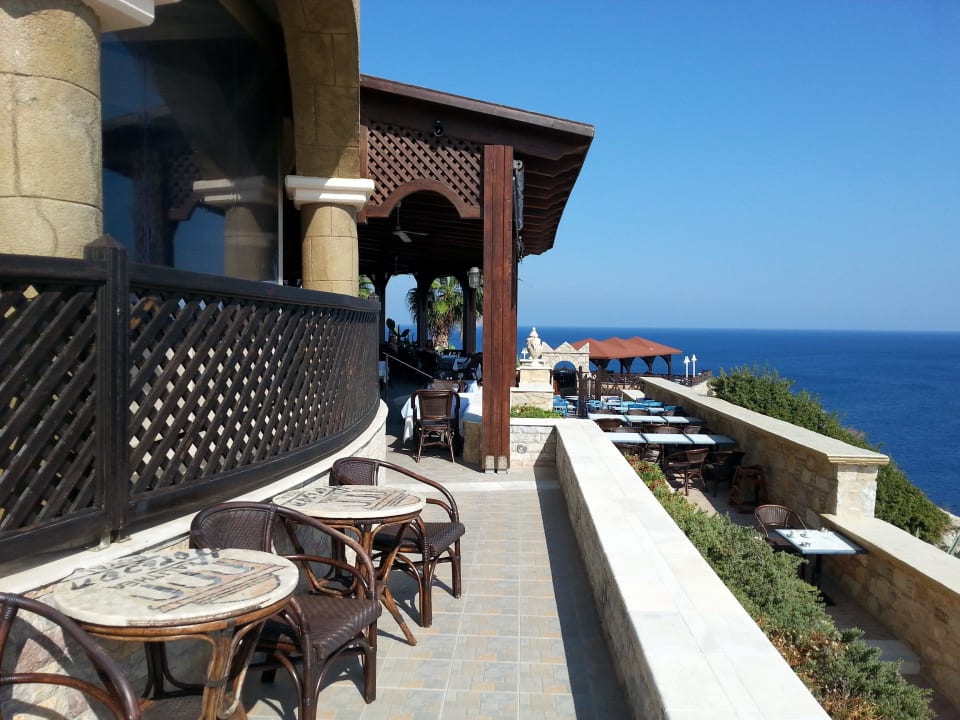 Sitzgelegenheiten rund um das Restaurant Athena Hotel Kalithea Horizon Royal