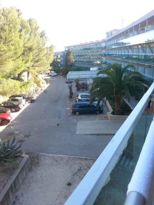 Blick vom Balkon auf Eingang Hotel Aurora