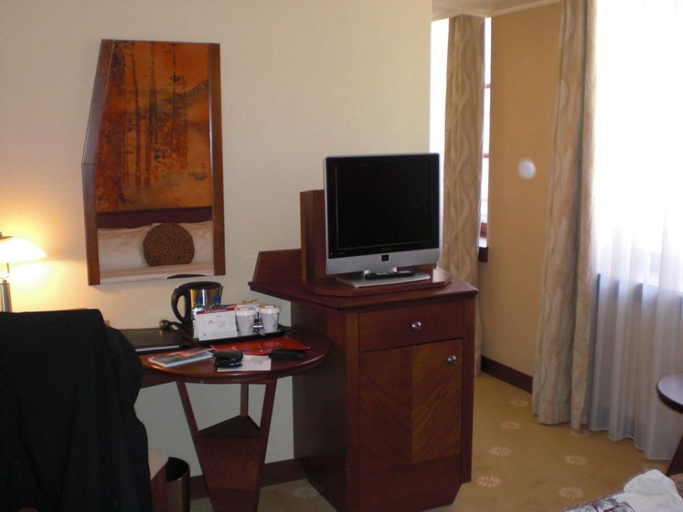 TV - Schreibtisch - Kühlschrank Lindner Hotel Prague Castle, part of JdV by Hyatt