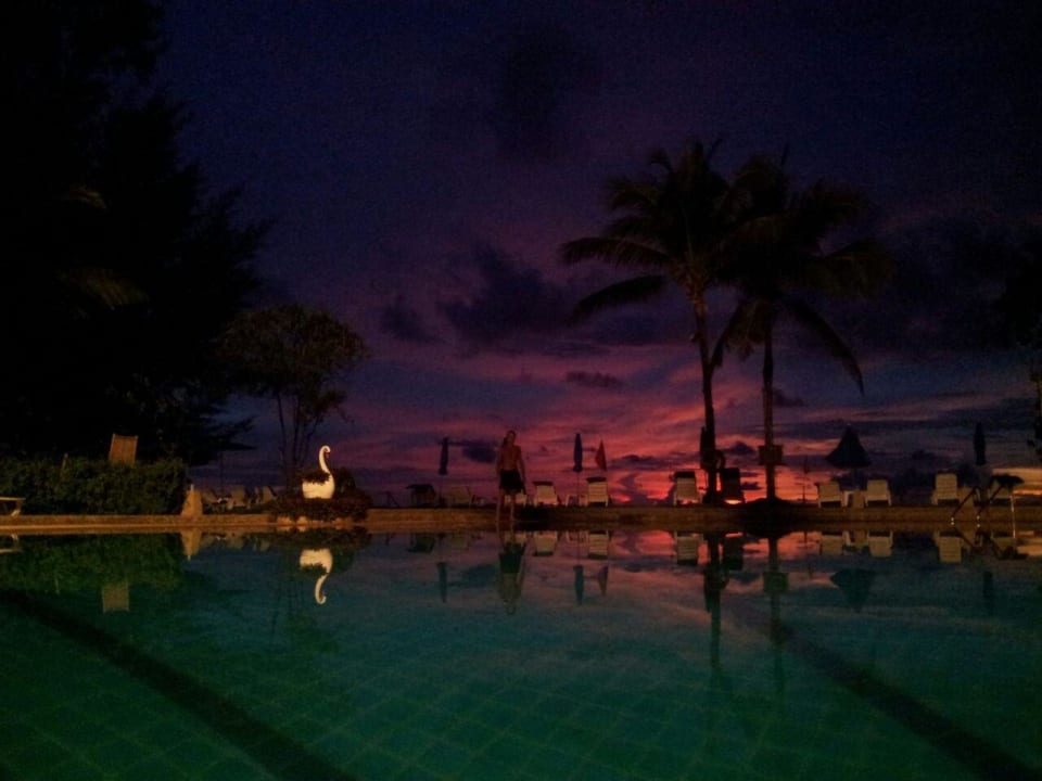Abendstimmung am Pool Hive Khaolak Beach Resort
