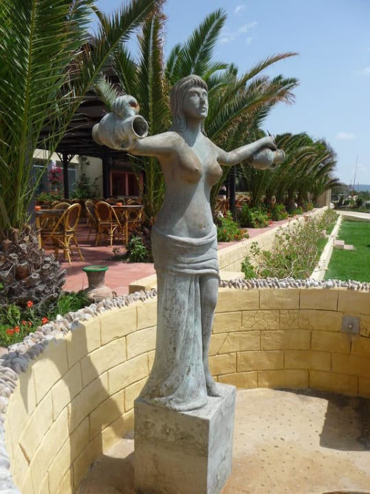 Statue am Strand Hotel Paradis Palace