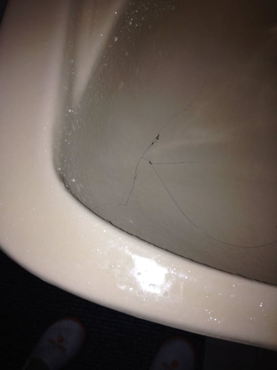 Waschbecken mit Rissen Pension Fortuna