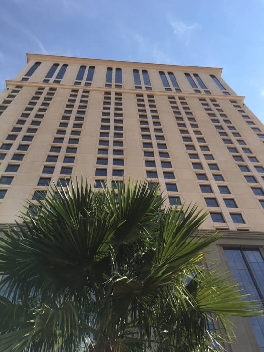 Vom Pool aus nach oben Hyatt Regency Dubai Creek Heights