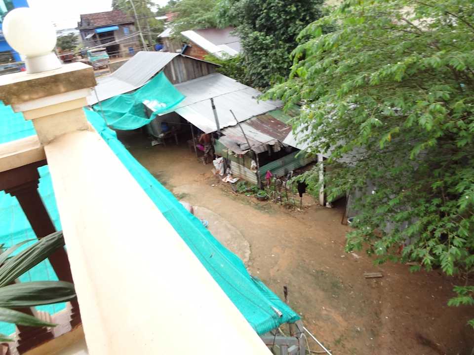 Nachbar links Hotel Kampong Thom Village