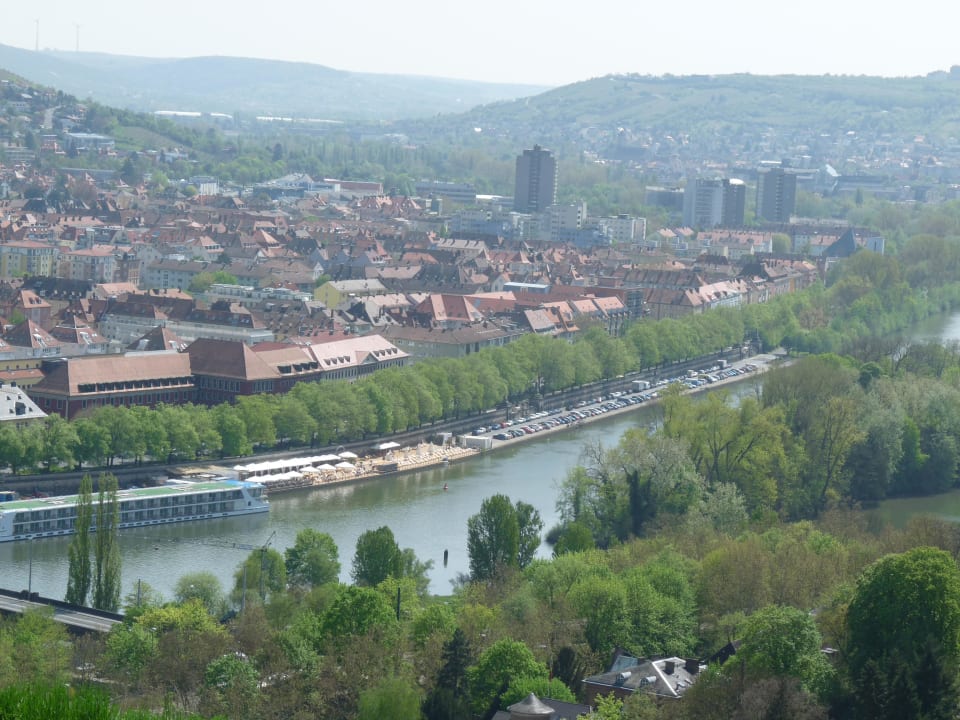 Blick auf den Main Maritim Hotel Würzburg