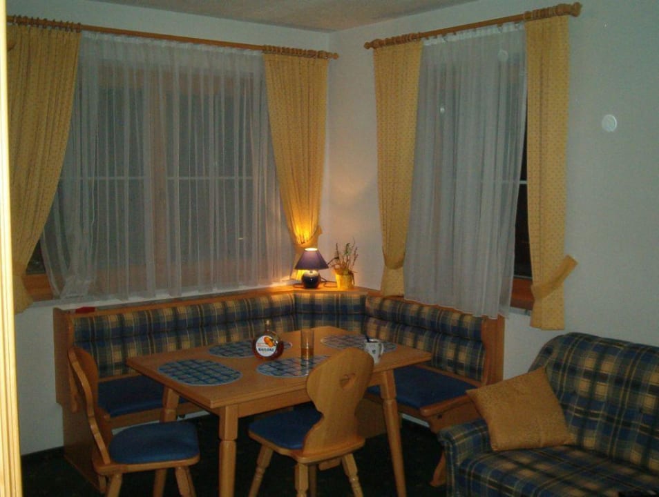 Wohnraum mit Sitzecke und gemütlicher Couch Apartmenthaus Olympia Schlössl