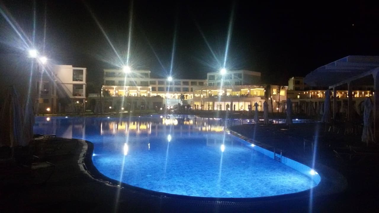 Bei Nacht Asterias Beach Resort
