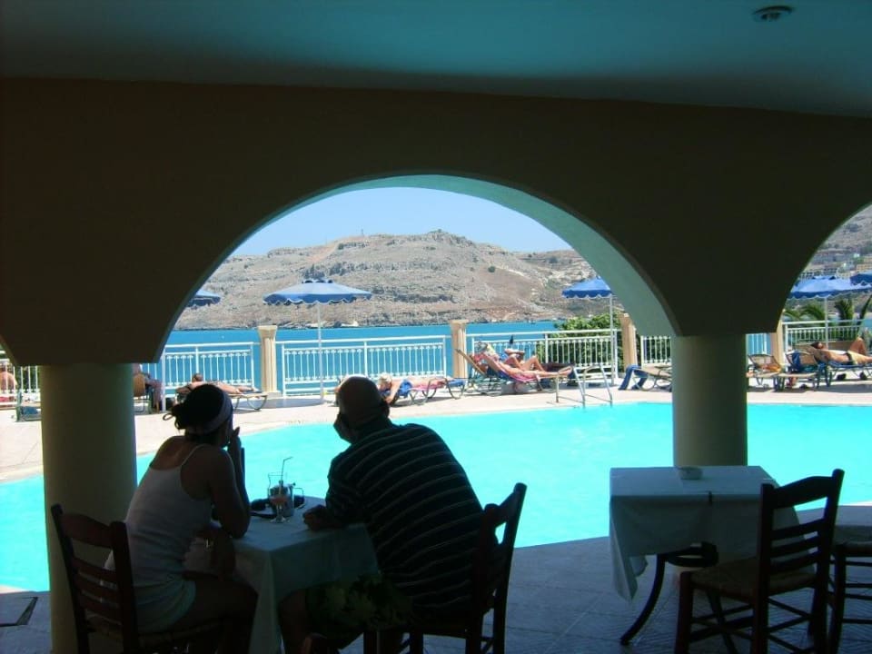 Blick von der Pool-Bar auf Pool und Meer Lindos Royal Resort