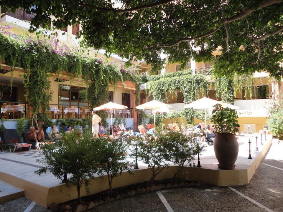 Opalanie przy basenie Atrium Ambiance Hotel