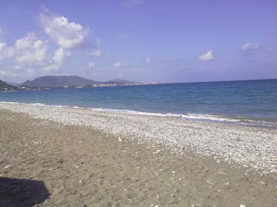 Breiter Kiesstrand Hotel Sirene Beach