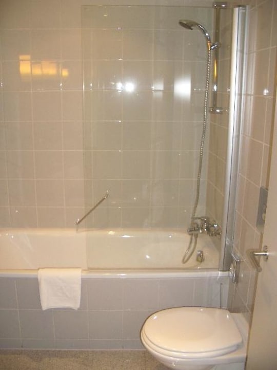 Badewanne mit Dusche K+K Hotel Maria Theresia