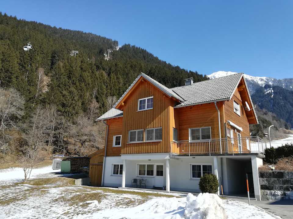 Außenansicht Haus Ambiatscha