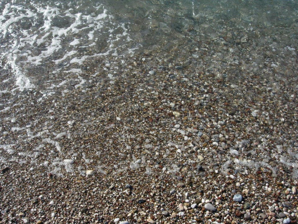 6-8 cm dicker Kiesstrand Seaden Sea World Resort & Spa