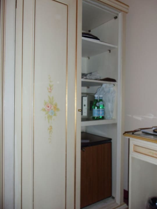 Schrank mit einer fehlenden Türe Albergo Cavalletto & Doge Orseolo