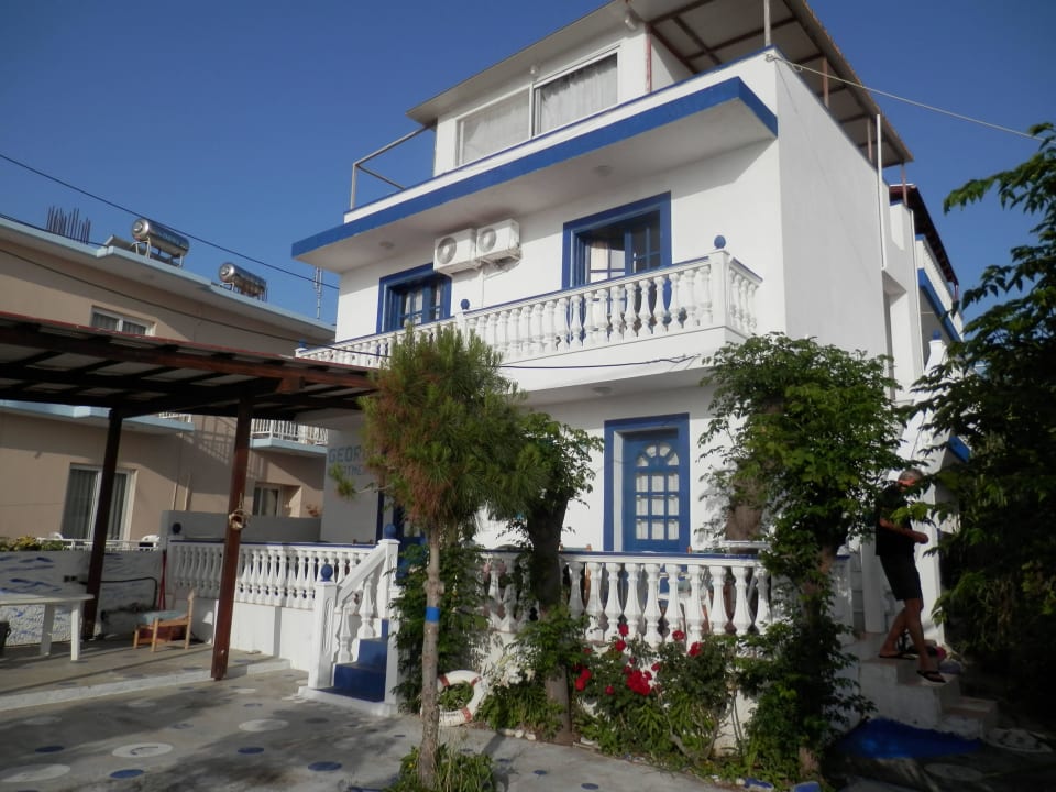 Das kleine Apartmenthaus George Apartments Stegna