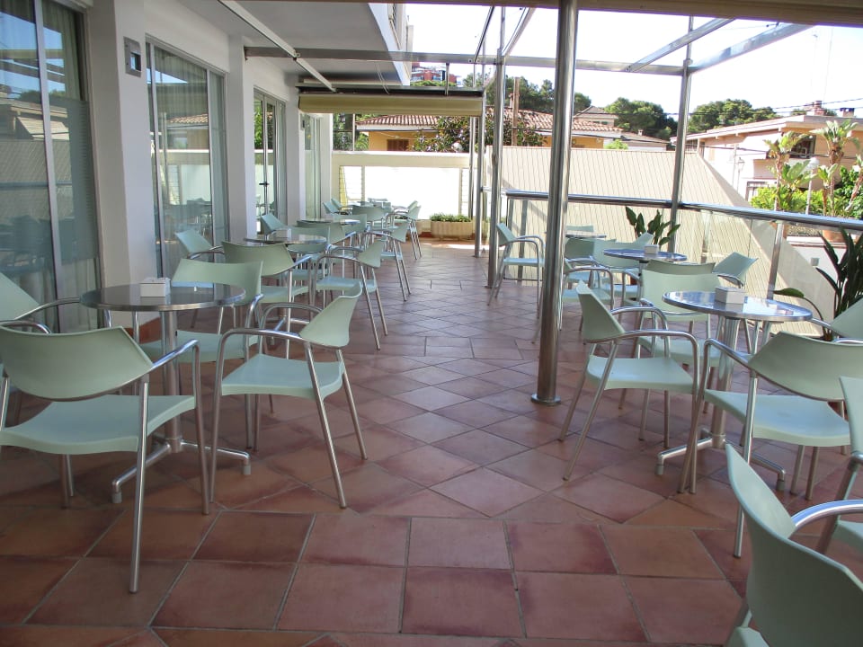 Sitzmöglichkeiten auf der Terrasse  allsun Hotel Cristóbal Colón