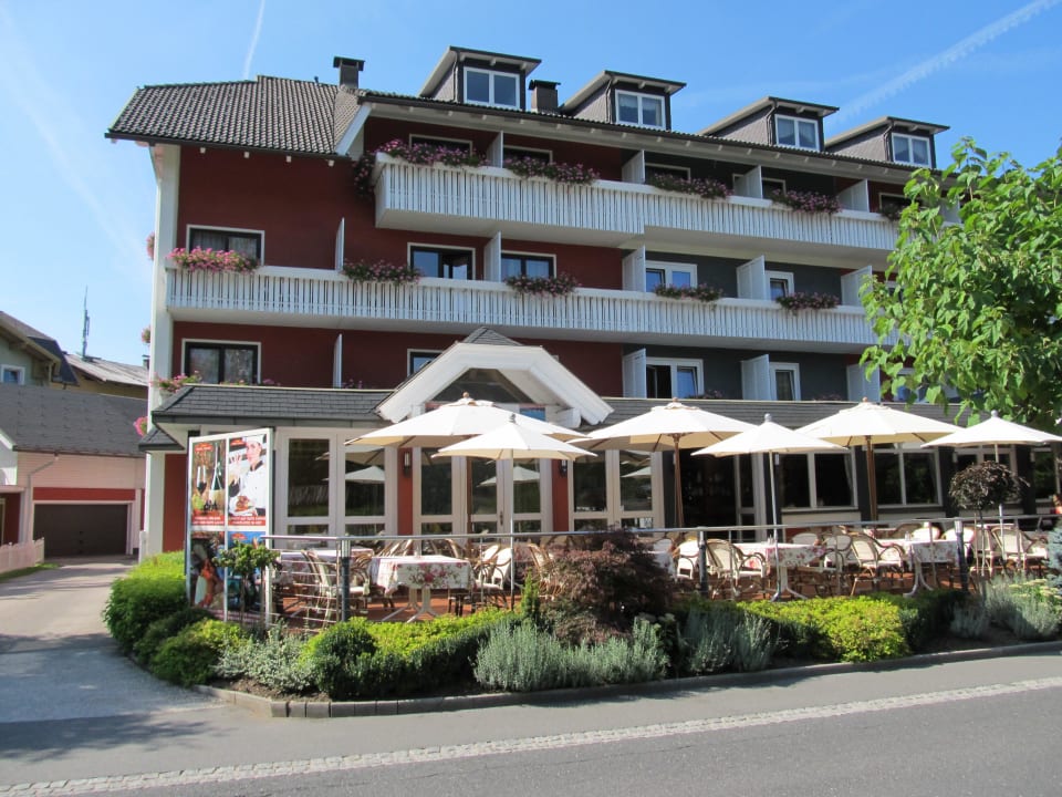 Hotel mit Terrasse und Eingang Hotel Silvia