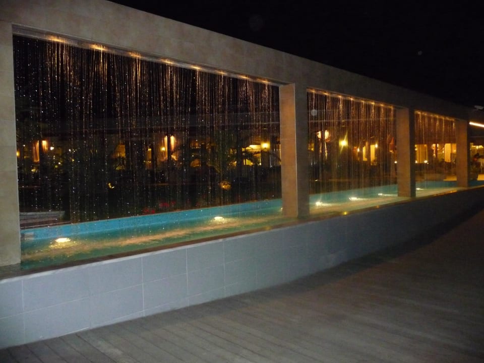 Wasserfall inmitten der Anlage alltoura Club Hotel Poseidon Palace