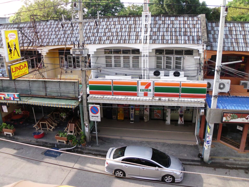Blick von Balkon auf 7/11 Klein Heidelberg Hotel