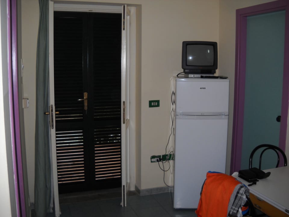 Wohnzimmer mit Kühlschrank und Ferseher Hotel Residence Sciabache