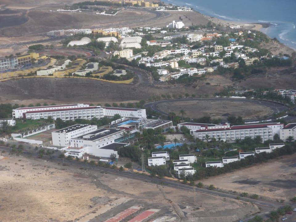 Hotelanlage (unterer Teil des Bildes ) allsun App.-Hotel Esquinzo Beach