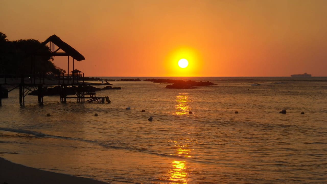 Und jeden Abend ein Bilderbuch Sonnenuntergang Maritim Resort & Spa Mauritius