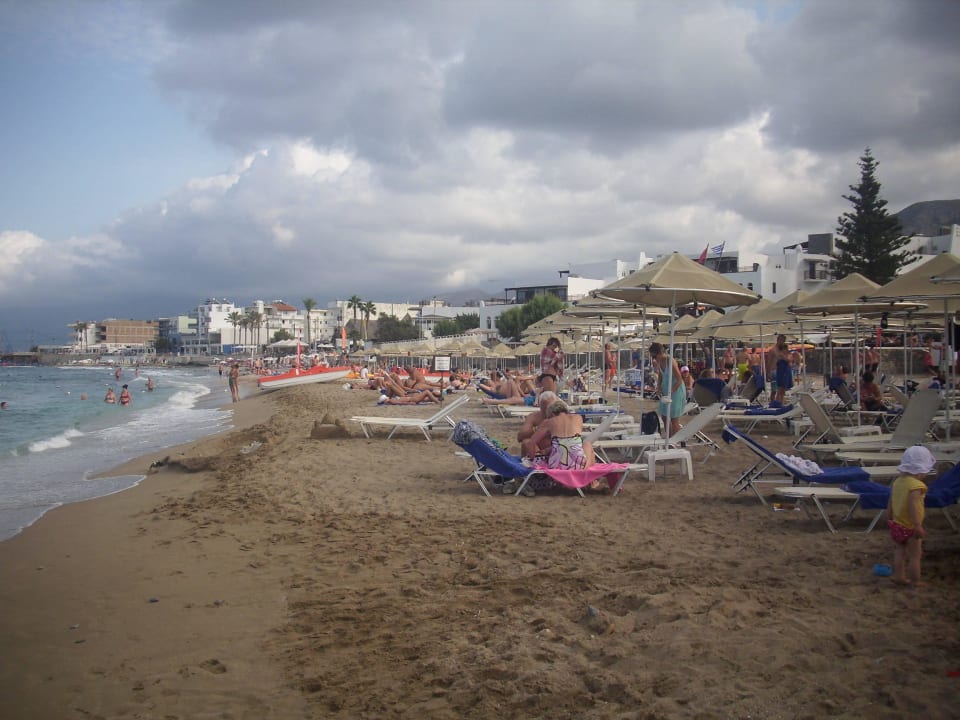Blick vom Strand zur nahen Stadt Creta Maris Resort