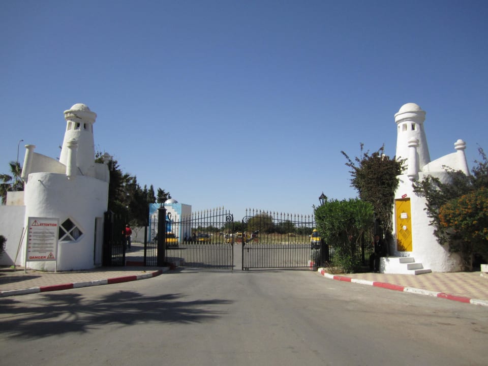 Hoteleinfahrt Hotel El Mouradi Skanes Beach