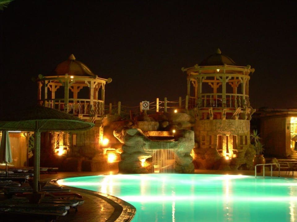 Pool bei Nacht Charmillion Sea Life Resort