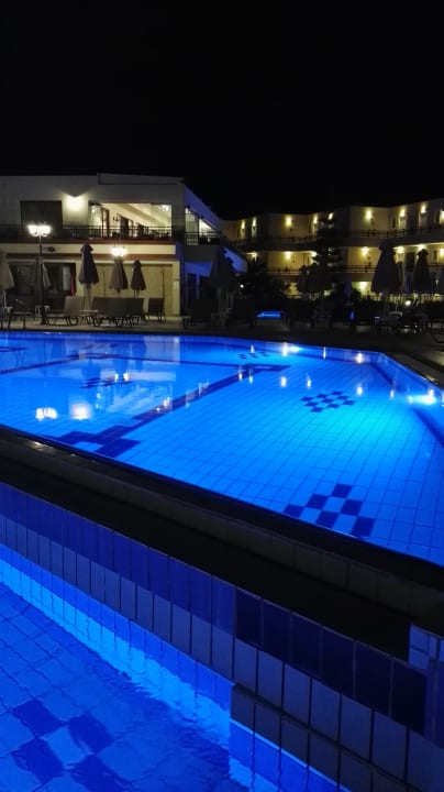 Pool Vantaris Palace