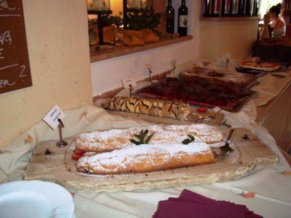 Vitaler Mittagstisch - Kuchenbüffet Alphotel Tyrol