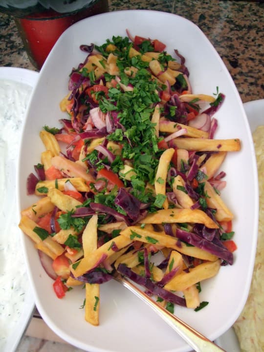 Pommes frites-Salat Sayanora Hotel
