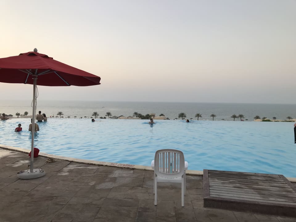 Pool The Cove Rotana Resort