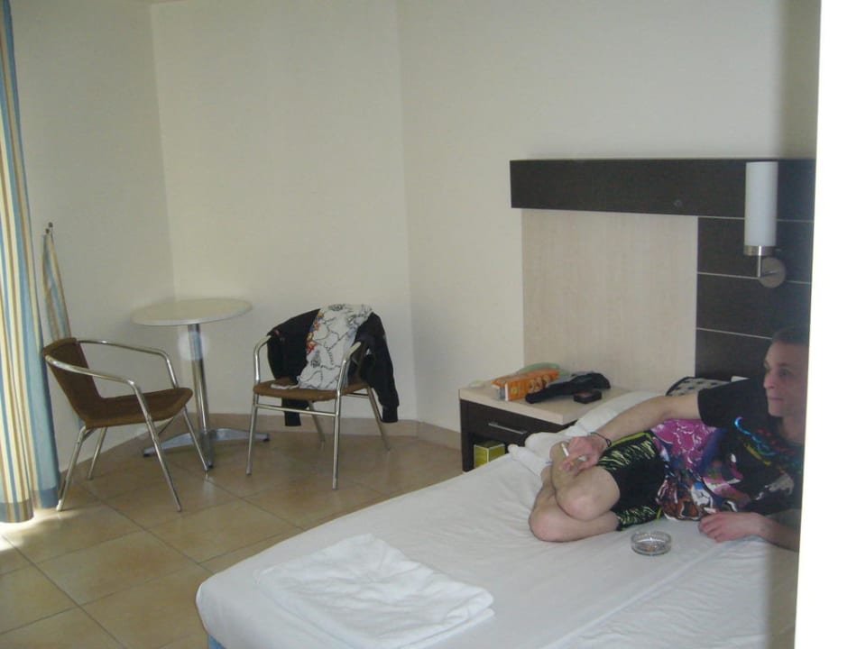 Bett und Tisch Kleopatra Balik