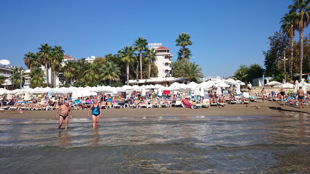 Blick vom warmen Meer azf den Hotelstrand. Klasse. Side Bay Hotel