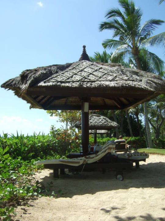 Liegen mit Sonnenschirm genau am Strand InterContinental Bali Resort