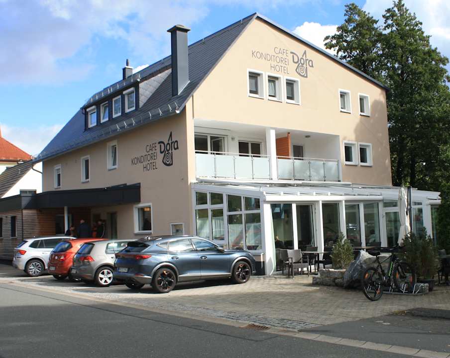 Außenansicht Pension Konditorei Cafe Dora