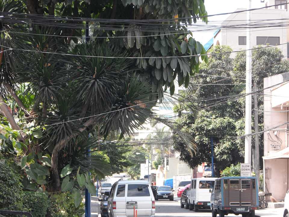 Widok z hotelu na ulicę przy której leży Guijo Guijo Suites Makati