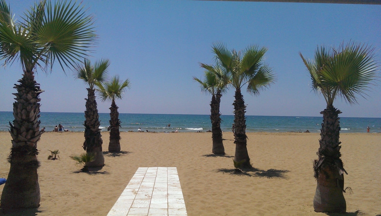 Weg zum Strand Club Grand Side