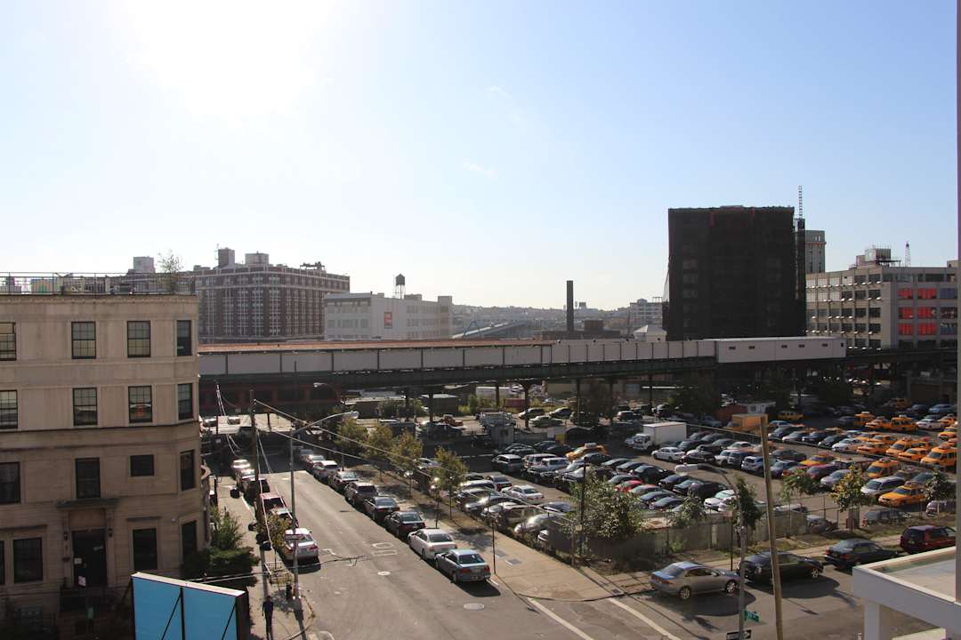 In Rtg. der U-Bahn, Station 39th St. Hotel Vetiver