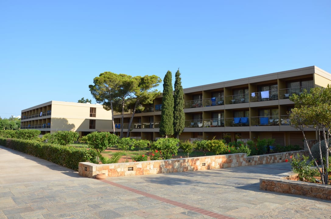 Ein Teil des Hotels von der Strasse her Kernos Beach Hotel & Bungalows