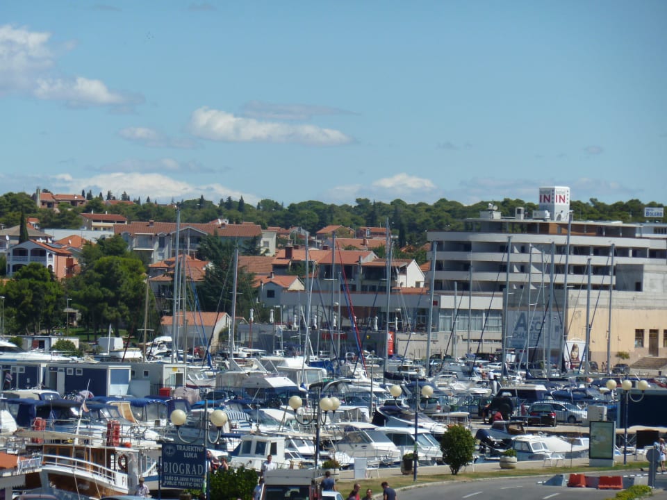 Yachtfafen mt Hotel IN im Hintergrund Hotel IN Biograd