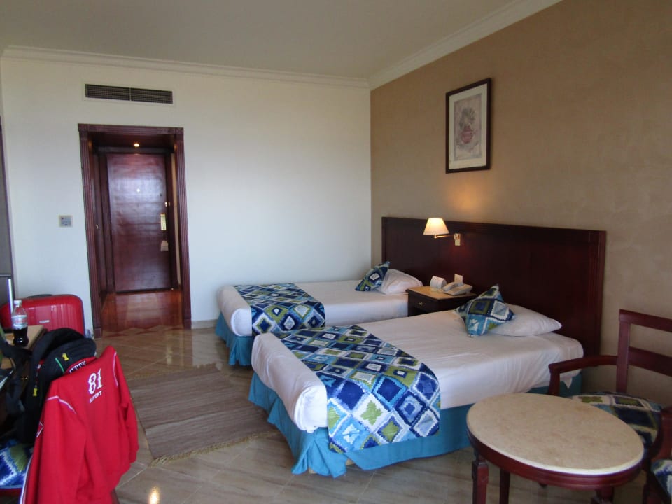 Vom Balkon ins Zimmer geschaut Malikia Resort Abu Dabbab