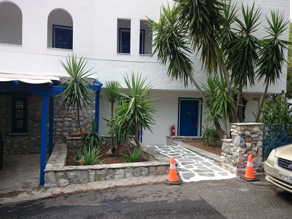 Zimmer (unten) direkt an der Straße Hotel Virginia