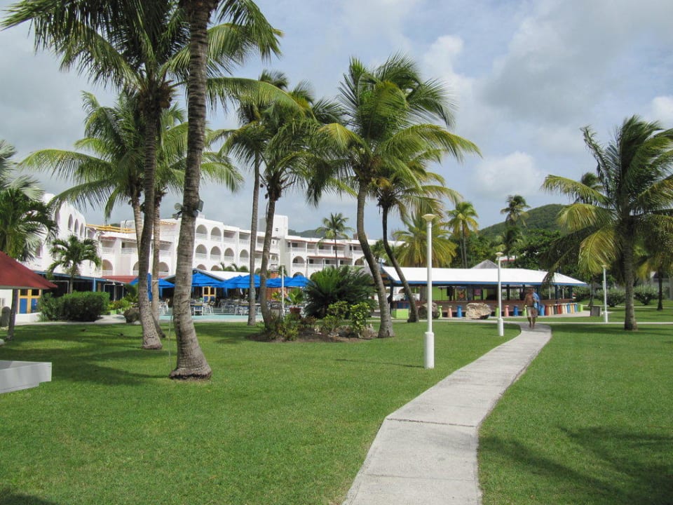 Gartenanlage mit Bar Jolly Beach Resort