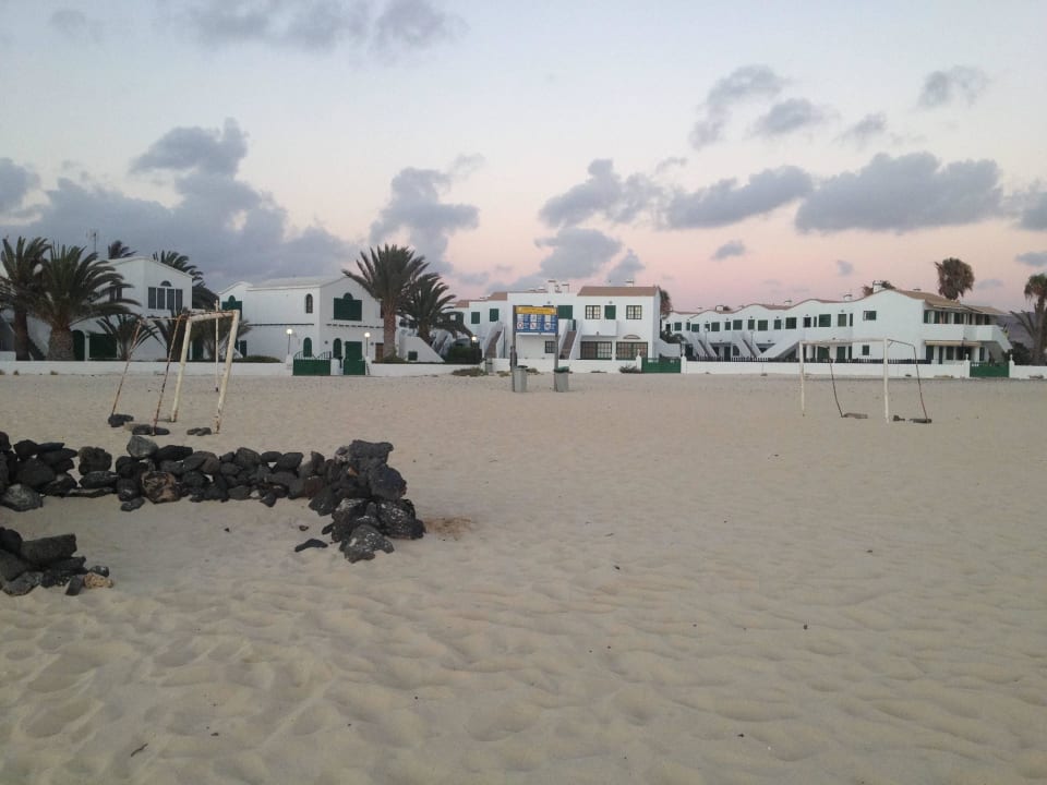 Blich vom Strand aufs Hotel (links) Hotel Cotillo Lagos