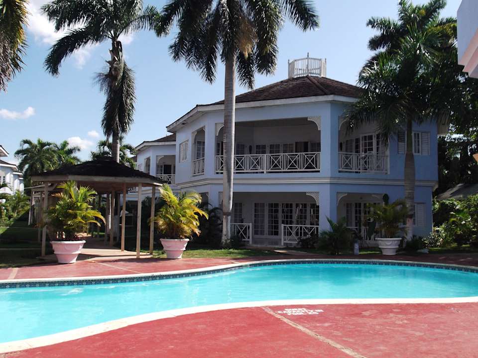 Einer der Zimmertrakte, von Aussen schön Hotel Beachcomber